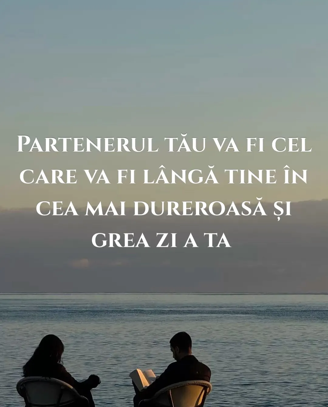Fotografie cu doi oameni așezați pe scaune în fața mării, la apus, cu text despre cum se alege un partener